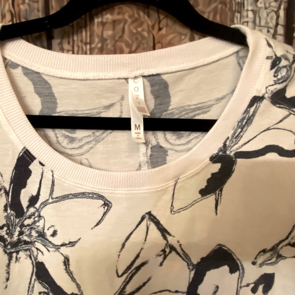 LulaRoe Cozy Kate 3/4 Sleeve Shark-bite T - Picture 2 of 5